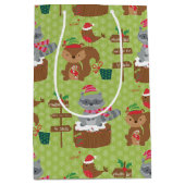 Schattigee kerstwasbeer en eekhoorn & sneeuwvlokke medium cadeauzakje (Voorkant)