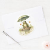 Schattigee kikker met paraplu bij het meer ronde sticker (Envelop)