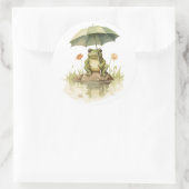 Schattigee kikker met paraplu bij het meer ronde sticker (Tas)