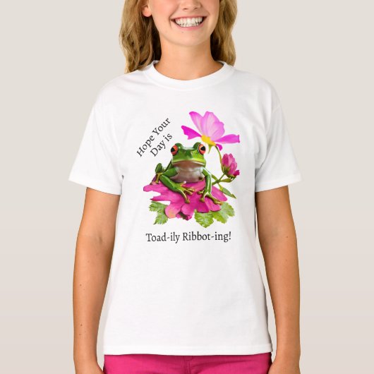 Schattigee kikker of Toad Pun op Pink Flowers T-shirt (Voorkant)