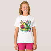 Schattigee Kikker op Lily Pad met Bloemen en Vlind T-shirt (Voorkant volledig)