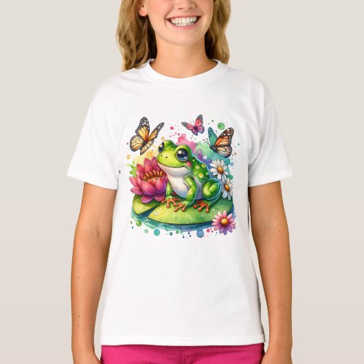 Schattigee Kikker op Lily Pad met Bloemen en Vlind T-shirt (Voorkant)