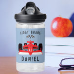 Schattigee Kinder rode raceauto terug naar school Waterfles<br><div class="desc">Als je kleintje begint met school of teruggaat naar school en fan is van racen en auto's, dan kan deze waterfles de ideale keuze voor hen zijn. De fles is zo gemakkelijk te personaliseren - voeg gewoon hun cijfer toe, of houd de ontwerptekst zoals hij is en voeg gewoon hun...</div>