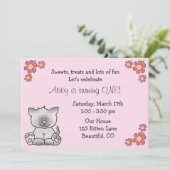 Schattigee kitten eerste verjaardagsuitnodiging vo kaart (Staand voorkant)