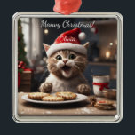 Schattigee Kitten Funny Santa Cat Christmas Metalen Ornament<br><div class="desc">Voeg feestelijke charme toe met deze kerstkattenboomdecoratie! Deze gelukkige kat die een feestelijke taart ziet is perfect voor kattenliefhebbers, eigenaars, volwassenen en kinderen. Personaliseer het voor familie of vrienden en geniet van de speelse aanraking van dit kerstkitten. Dit schattige en kleurrijke kattenkerstornament belooft vreugde te brengen aan uw boom. Mis...</div>