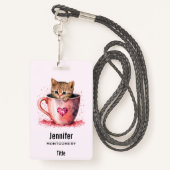 Schattigee kitten in een theekopje met harten badge (Achterkant met draagriem)