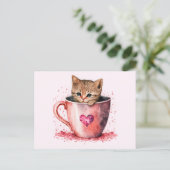 Schattigee kitten in een theekopje met harten briefkaart (Staand voorkant)