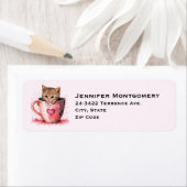 Schattigee kitten in een theekopje met harten etiket (Insitu)