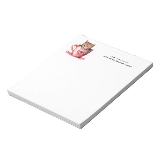 Schattigee kitten in een theekopje met harten notitieblok (Linkerzijde)