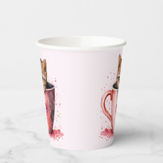 Schattigee kitten in een theekopje met harten papieren bekers (Links)