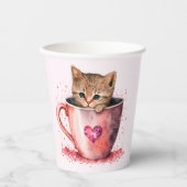Schattigee kitten in een theekopje met harten papieren bekers (Voorkant)