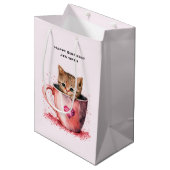Schattigee kitten in een theekopje met harten Verj Medium Cadeauzakje (Voorkant Gekanteld)