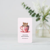 Schattigee kitten in een theekopje met harten visitekaartje (Staand voorkant)