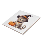 Schattigee kitten in Halloween Heksenkostuum Tegeltje (Zijkant)