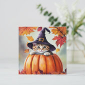 Schattigee kitten in pompoen met Paarse heks Pet Kaart (Staand voorkant)