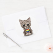 Schattigee kitten met regenboog gay pride hart, wi ronde sticker (Envelop)