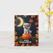 Schattigee kitten op een pompoen met herfstbladere kaart (Gele Bloem)