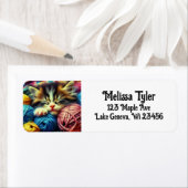 Schattigee kitten slapen onder een deken gepersona etiket (Insitu)