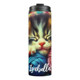 Schattigee kitten slapen onder een deken gepersona thermosbeker