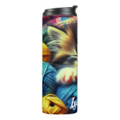 Schattigee kitten slapen onder een deken gepersona thermosbeker (Gedraaid links)