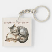 Schattigee Kitten Slapen op Open Boek Gift Sleutelhanger (Achterkant)