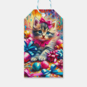 Schattigee kitten spelen in verjaardagsbogen cadeaulabel (Voorkant)