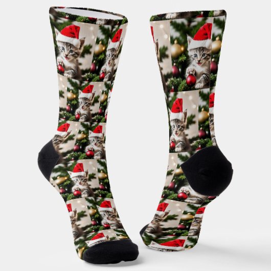 Schattigee kitten spelen met de kerstboomkat sokken (Gebogen)