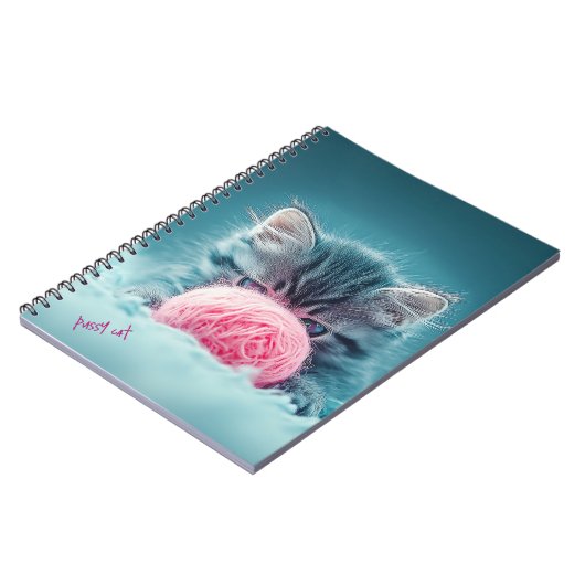Schattigee kitten spelen met roze wollen bal notitieboek (Linkerzijde)