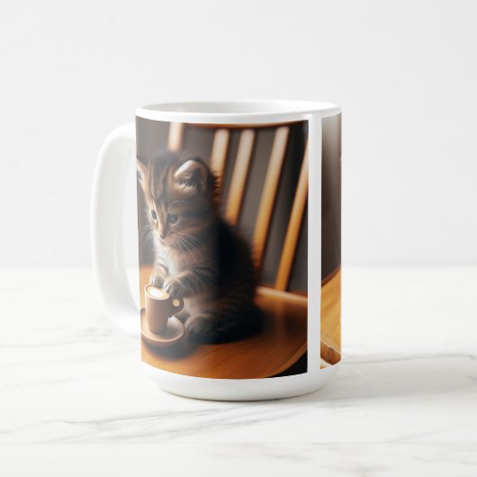 Schattigee kitten zittend in een stoel met een kop (Voorkant links)