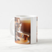Schattigee kitten zittend op een stoel drink een k koffiemok (Voorkant links)
