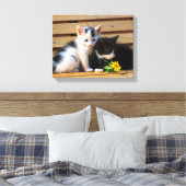 Schattigee Kittens Bloemen Kat Foto Canvas Afdruk (Insitu (Slaapkamer))