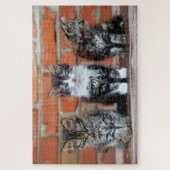 Schattigee Kittens die voor een bakstenen muur zit Legpuzzel (Verticaal)
