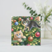 Schattigee Kittens in de kerstboom gepersonaliseer Feestdagenkaart (Staand voorkant)
