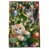 Schattigee Kittens in de kerstboom Medium Cadeauzakje (Voorkant)