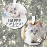 Schattigee Kitty Cat foto Happy Pawholidays Ornament<br><div class="desc">Gepersonaliseerde "Happy PAWlidays" Cat Photo Ornament. Breng wat feestvreugde en humor naar je interieur met dit leuke kattenfeest, ideaal voor mensen met een ondeugend kitten, een bruisend kat of een ornament. Op de voorkant staat de feestelijke tekst "Happy PAWlidays" als een speelse draai aan de traditionele vakantiebegroeting, samen met de...</div>