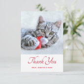 Schattigee kitty kat bijten een rode kerstmuts dan bedankkaart (Staand voorkant)