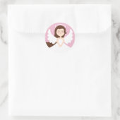 Schattigee kleine engel op roze achtergrond ronde sticker (Tas)