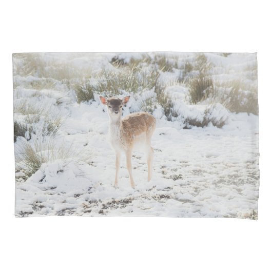 Schattigee kleine fawn in de wintersneeuw 1 #anima kussensloop (Voorkant)