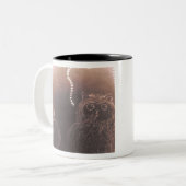 Schattigee kleine gezwollen man en bliksem tweekleurige koffiemok (Voorkant links)