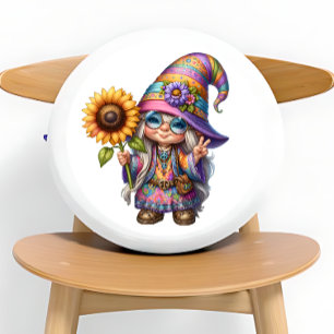 Schattigee kleine hippie gnoom met zonnebloem rond kussen