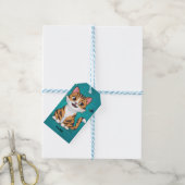 Schattigee kleine kitten zitten met een blauwe ach cadeaulabel (Met Touw)