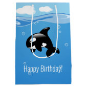 Schattigee kleine orka walvis in oceaan Verjaardag Medium Cadeauzakje (Achterkant)