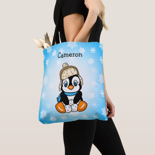 Schattigee kleine pinguïn in winter Pet met sneeuw Tote Bag (Dichtbij)