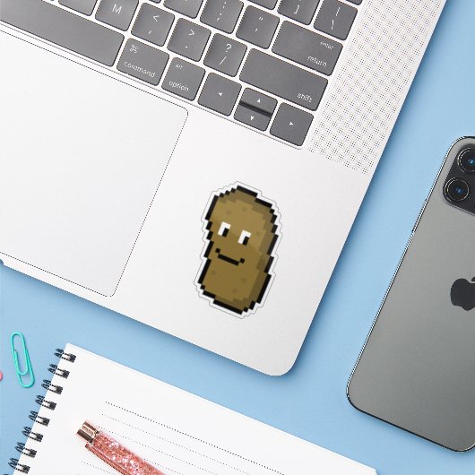 Schattigee kleine Pixelart aardappel Sticker (Laptop met iPhone)