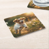 Schattigee kleine puppy achterna een vlinder kartonnen onderzetters (Schuin)