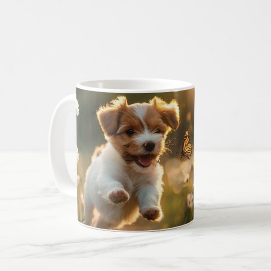 Schattigee kleine puppy achterna een vlinder koffiemok (Voorkant links)