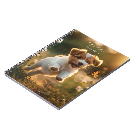 Schattigee kleine puppy achterna een vlinder notitieboek (Linkerzijde)