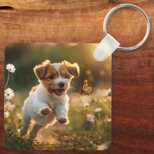 Schattigee kleine puppy achterna een vlinder sleutelhanger (Achterkant)