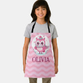 Schattigee kleine roze uil dragen sjaal en capucho schort (Insitu)