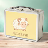 Schattigee kleine schapenram op geel